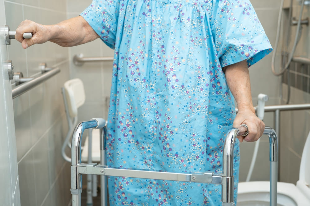 เครื่องช่วยพยุงสำหรับนั่งชักโครก นวัตกรรมด้านความปลอดภัย