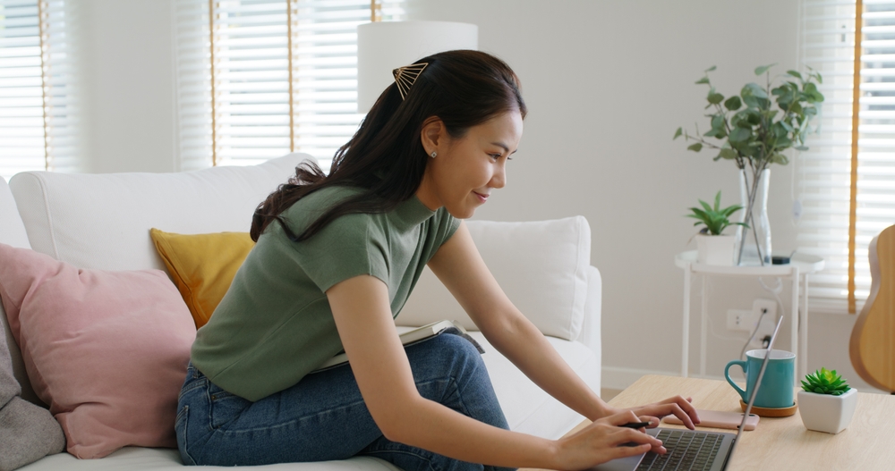 หญิงสาวตรวจสอบโปรโมชันบ้านราคา 3 ล้านบาทเพิ่มเติมจากธนาคาร