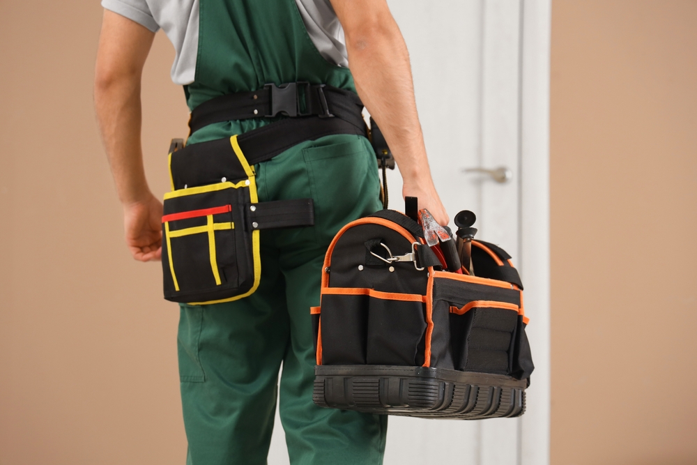 02_lifeandliving-home-inspection-checklists.jpg ผู้เชี่ยวชาญด้านวิศวกรรมถือกระเป๋าอุปกรณ์ตรวจสอบบ้านและคอนโด