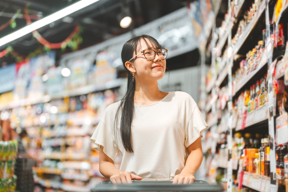 10_udomsuk-condos-near-bts.jpg ผู้หญิงชอปปิงในห้างสรรพสินค้าย่านอุดมสุข