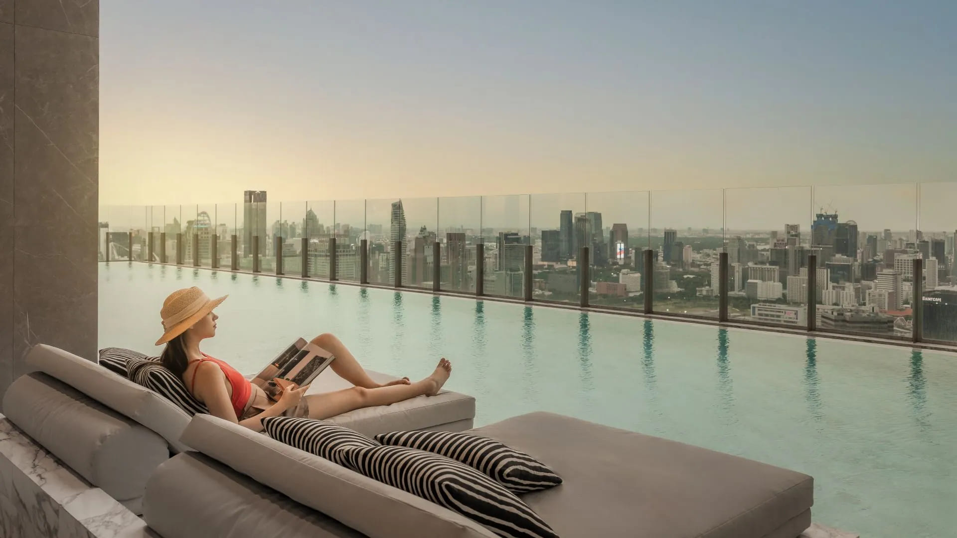 23_4-ap-condo-brand-fit-in-with-every-lifestyle.jpg หญิงสาวดื่มด่ำบรรยากาศเมืองจากมุมสูงของคอนโด THE ADDRESS สยาม - ราชเทวี