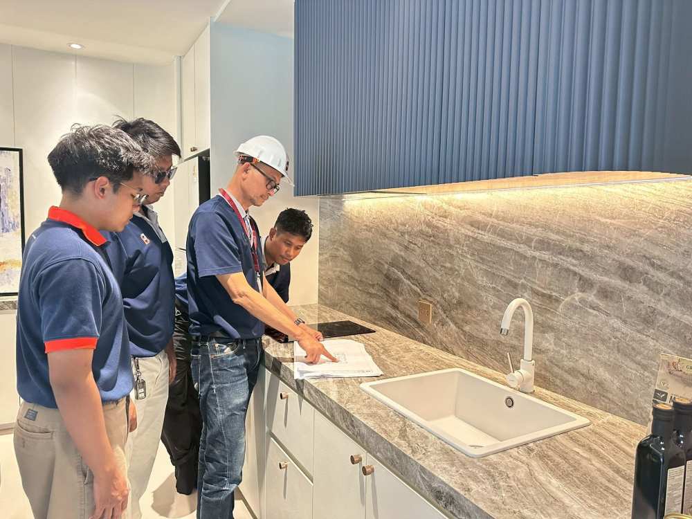 13_ap-house-water-supply-system.jpg ทีมผู้เชี่ยวชาญจาก AP กำลังใช้เครื่องมือตรวจสอบความเรียบร้อยของบ้านในจุดต่างๆ อย่างละเอียดก่อนส่งมอบ
