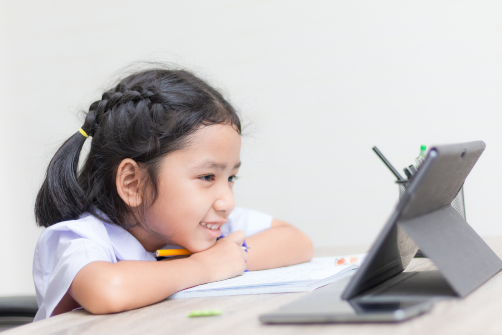 028_single-detached-house-bangplee.jpg เด็กนักเรียนจากโรงเรียนชื่อดังย่านบางพลีกำลังชมสื่อการเรียนการสอน