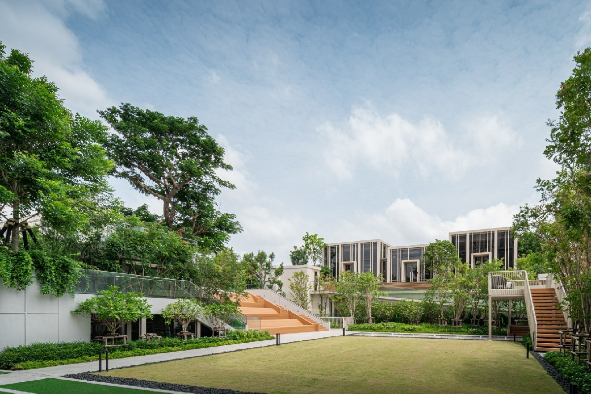 Gated Courtyard for co-generations โครงการคอนโด RHYTHM เจริญกรุง พาวิลเลี่ยน