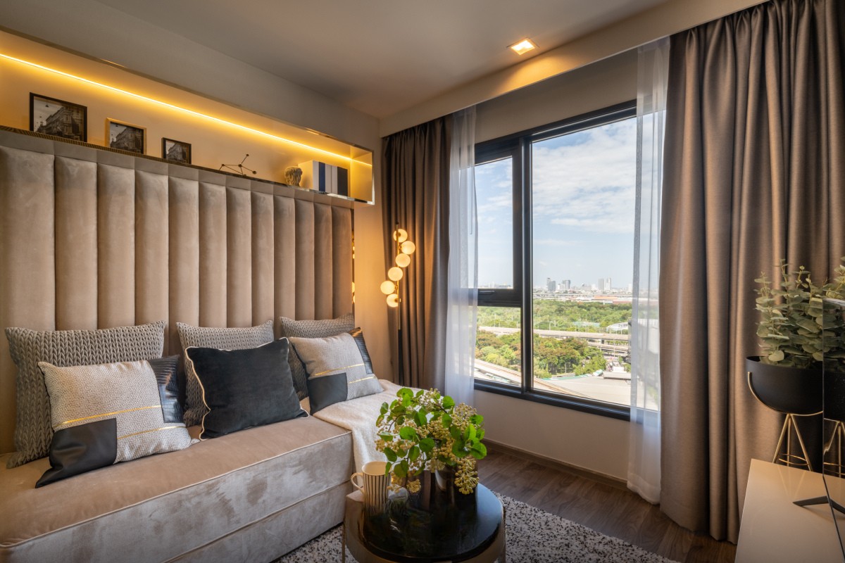 AP Welcome Home – Life Ladprao Valley -9.jpg พื้นที่นั่งเล่นติดกับหน้าต่างบานใหญ่ สามารถรับชมวิวได้ 180 องศา