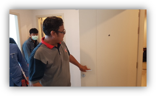 03_ap-condo-qc-standards.png ทีม QC ตรวจสอบการติดตั้งบานประตู ทดสอบการเปิด-ปิด และความเรียบร้อยของวงกบ