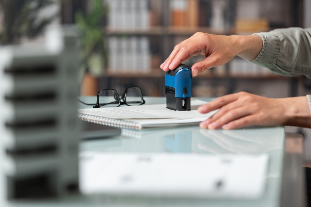 ผู้หญิงกำลังเตรียมเอกสารใบปลอดหนี้