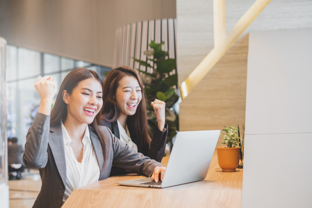 ผู้หญิงสองคนทำงานในย่านชัยพฤกษ์-แจ้งวัฒนะ