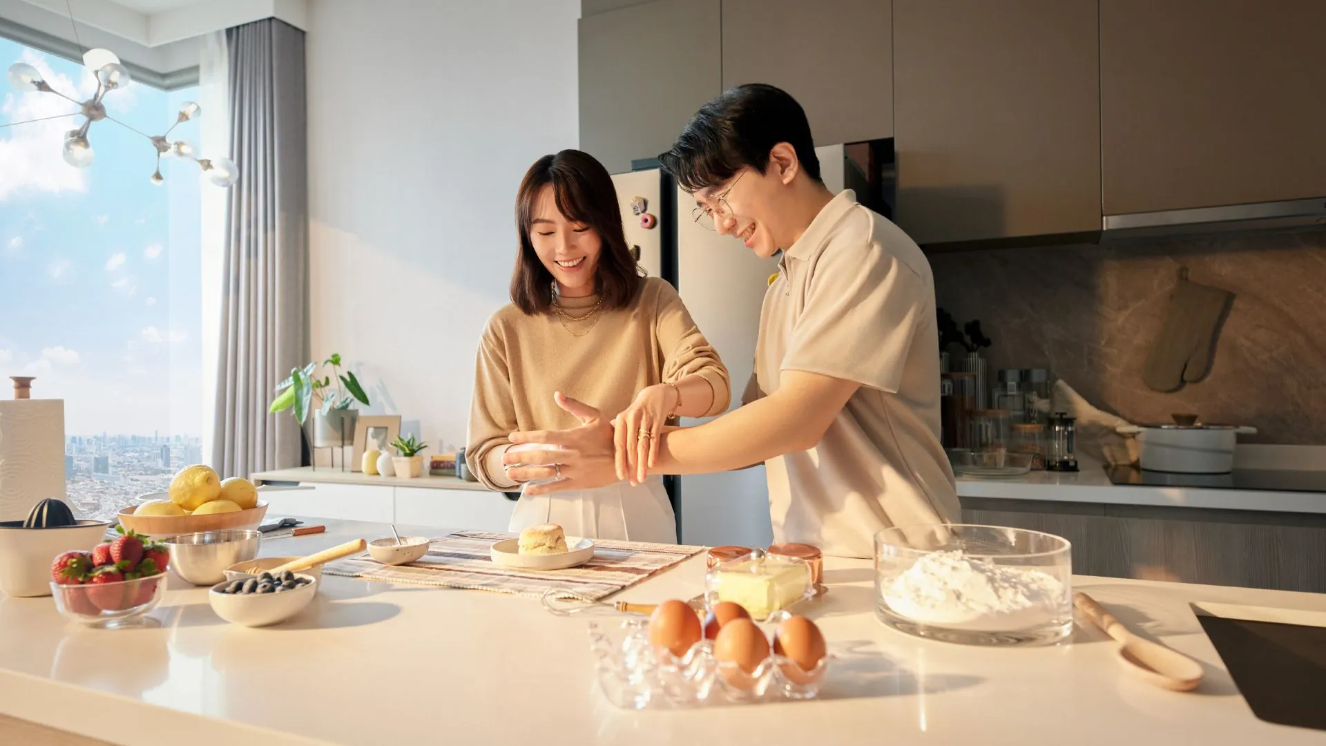 คู่รักทำอาหารในคอนโดอย่างมีความสุข สะท้อนความอุ่นใจจากบริการดูแลลูกบ้านเอพี