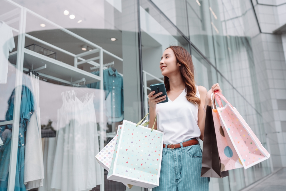 หญิงสาวเดินเล่นในห้างชื่อดังย่านพหลโยธิน-วิภาวดี