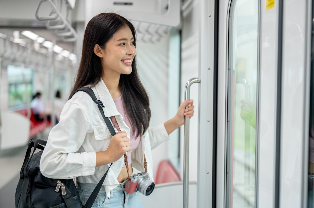 หญิงสาวกำลังเดินทางด้วยรถไฟฟ้า SRT สายสีแดง