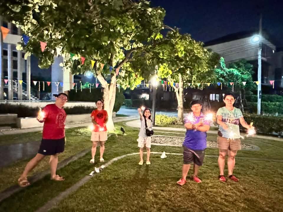 ครอบครัวเล่นไฟเย็นในสวนส่วนกลางยามค่ำคืน โดยคุณ Nok Aunchi สะท้อนความสุขใกล้ฉัน จากบ้าน AP