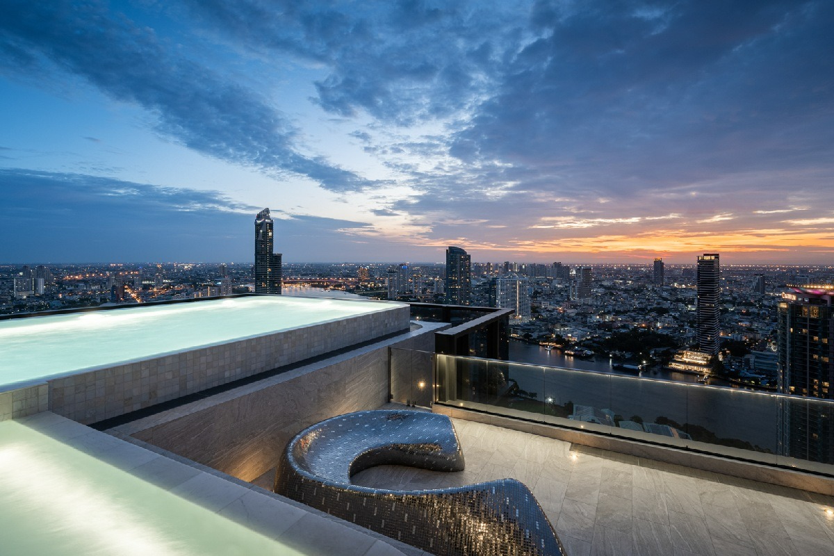 Infinity Edge Pool สระว่ายน้ำสุดหรูบนดาดฟ้า คอนโด RHYTHM เจริญกรุง พาวิลเลี่ยน