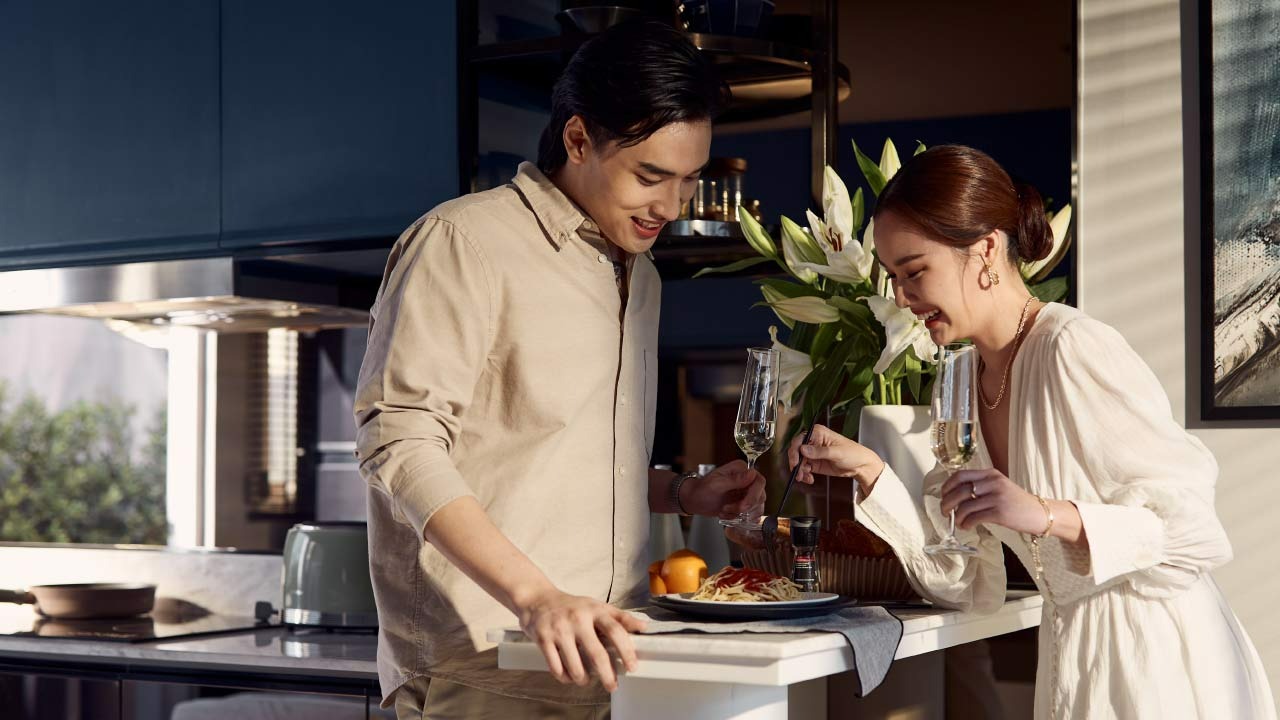 คู่รักใช้เวลาพักผ่อนอยู่บ้านทำงานอดิเรกชิล ๆ