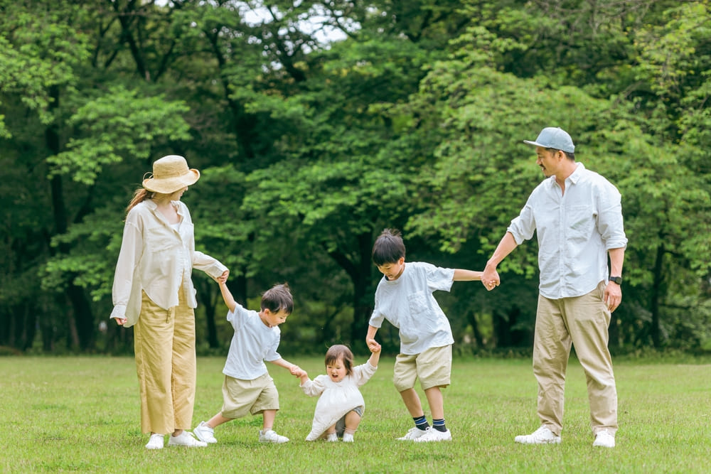 ครอบครัวพักผ่อนในพื้นที่สีเขียวใกล้บ้านในย่านดอนเมือง-รังสิต