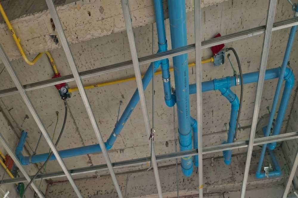 02_ap-house-water-supply-system.jpg ทีมผู้เชี่ยวชาญตรวจสอบการเดินท่อและการใช้งานระบบประปาตามมาตรฐานของ AP
