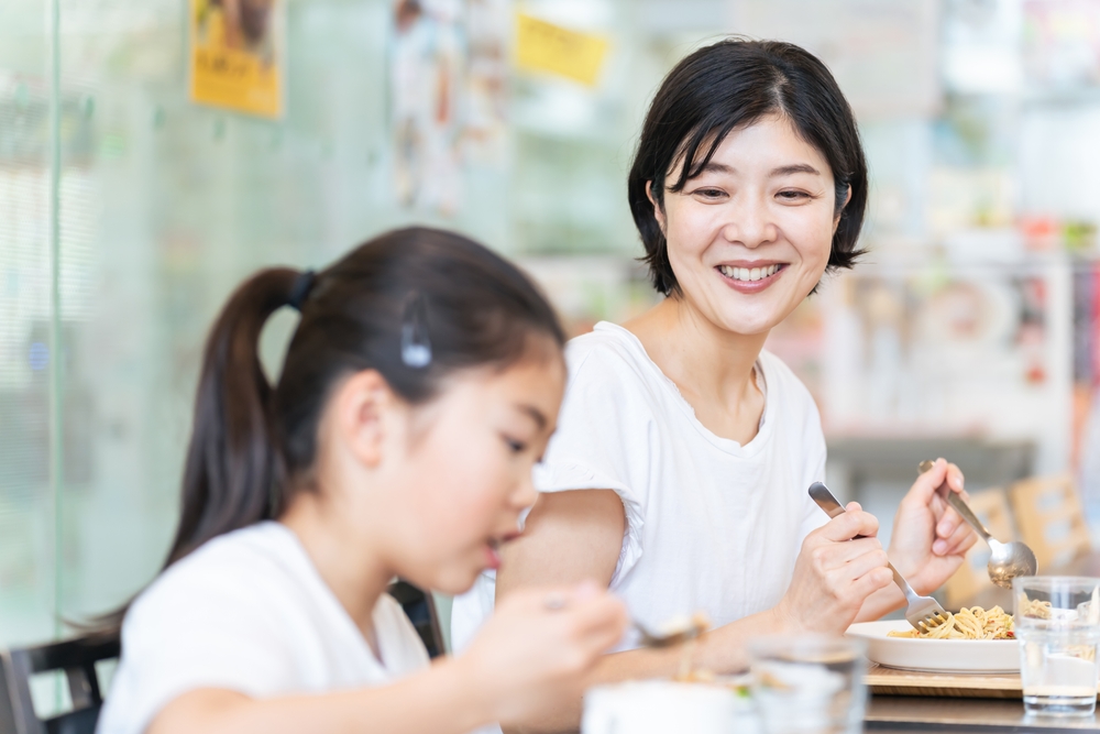 ครอบครัวรับประทานอาหารในห้างสรรพสินค้า