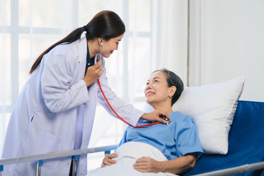 06_information-of-kanchanaphisek-road.jpg หมอตรวจรักษาคนไข้ผู้สูงอายุ