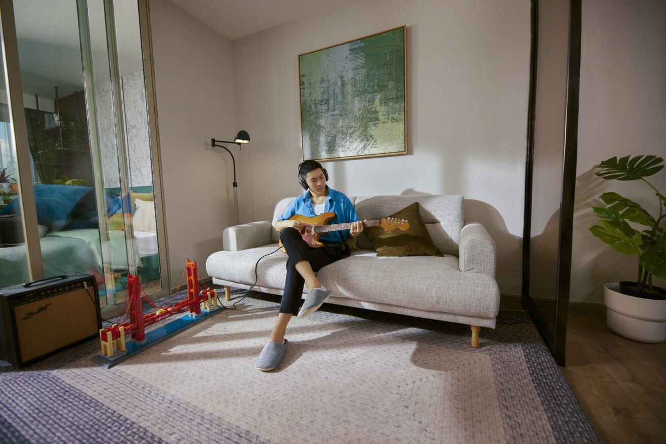03_4-ap-condo-brand-fit-in-with-every-lifestyle.jpg ชายหนุ่มเล่นดนตรีอย่างอิสระในคอนโด ASPIRE