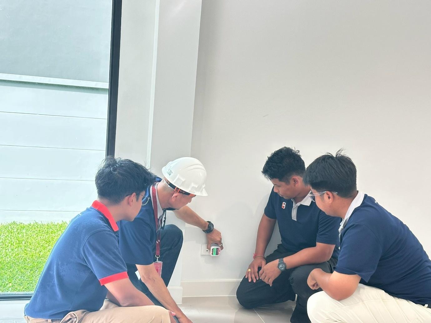 03_ap-quality-check.jpg ทีมผู้เชี่ยวชาญของ AP ตรวจสอบความเรียบร้อยของงานระบบไฟฟ้าและเต้ารับภายในบ้าน ตามมาตรฐาน AP Quality Check
