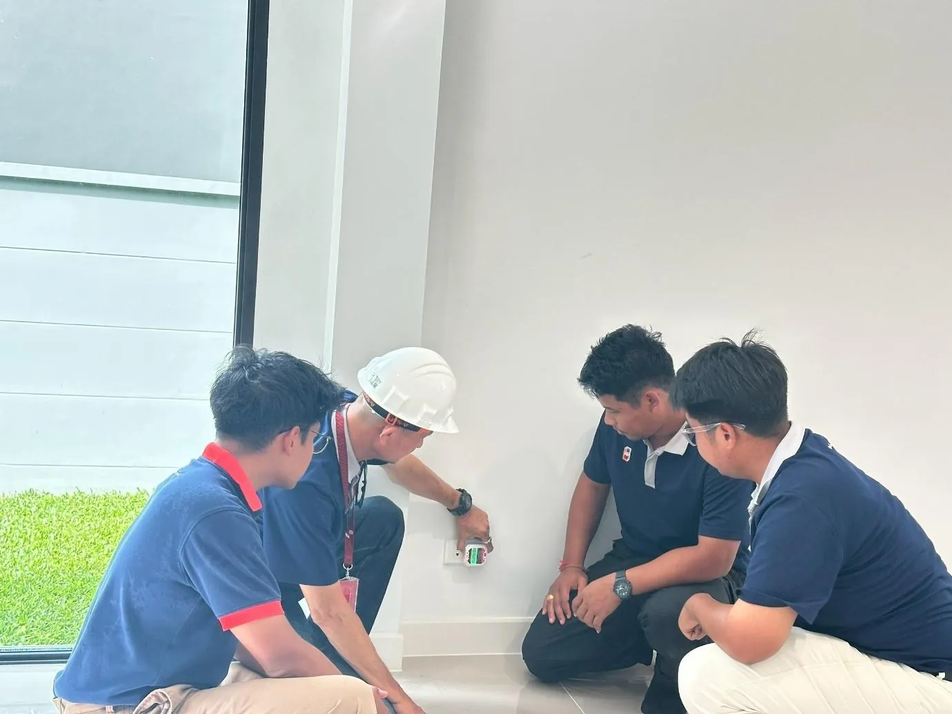 ทีมงานตรวจสอบระบบไฟฟ้าโดยใช้เครื่องมือวัดกระแสไฟฟ้า (Socket Tester) เช็กเต้ารับภายในบ้านเพื่อความปลอดภัย