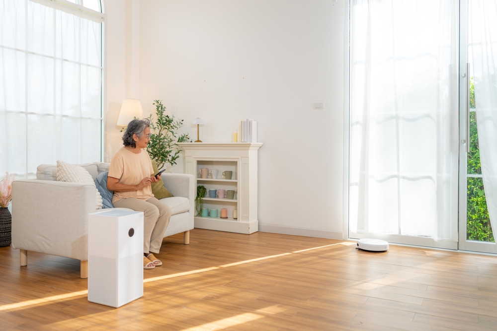 ผู้สูงอายุใช้ชีวิตในบ้านที่มีเครื่องใช้ไฟฟ้าแบบ Smart Home