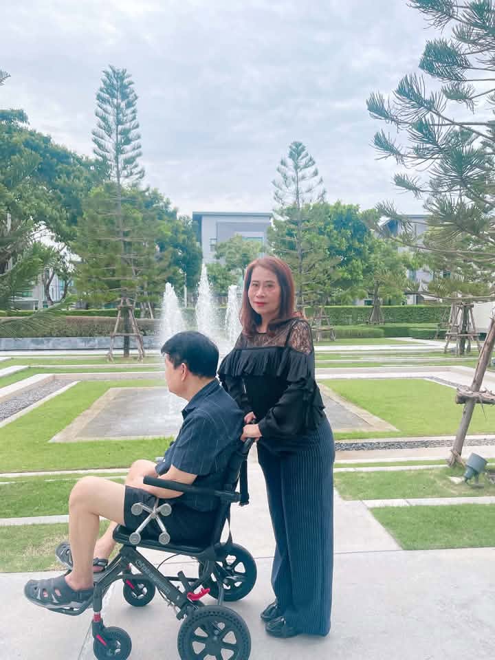 คู่รักใช้วีลแชร์พักผ่อนในสวนส่วนกลางที่ออกแบบ Universal Design โดยคุณมังกร วีระกุล สะท้อนความสุขใกล้ฉัน จากบ้าน AP