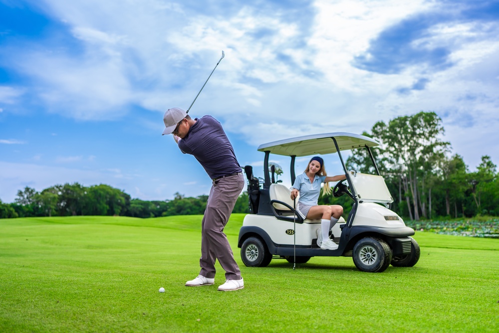 คู่รักไปตีกอลฟ์ที่สนามกอล์ฟคุณภาพใกล้เคียง THE CITY เสรีไทย - วงแหวน