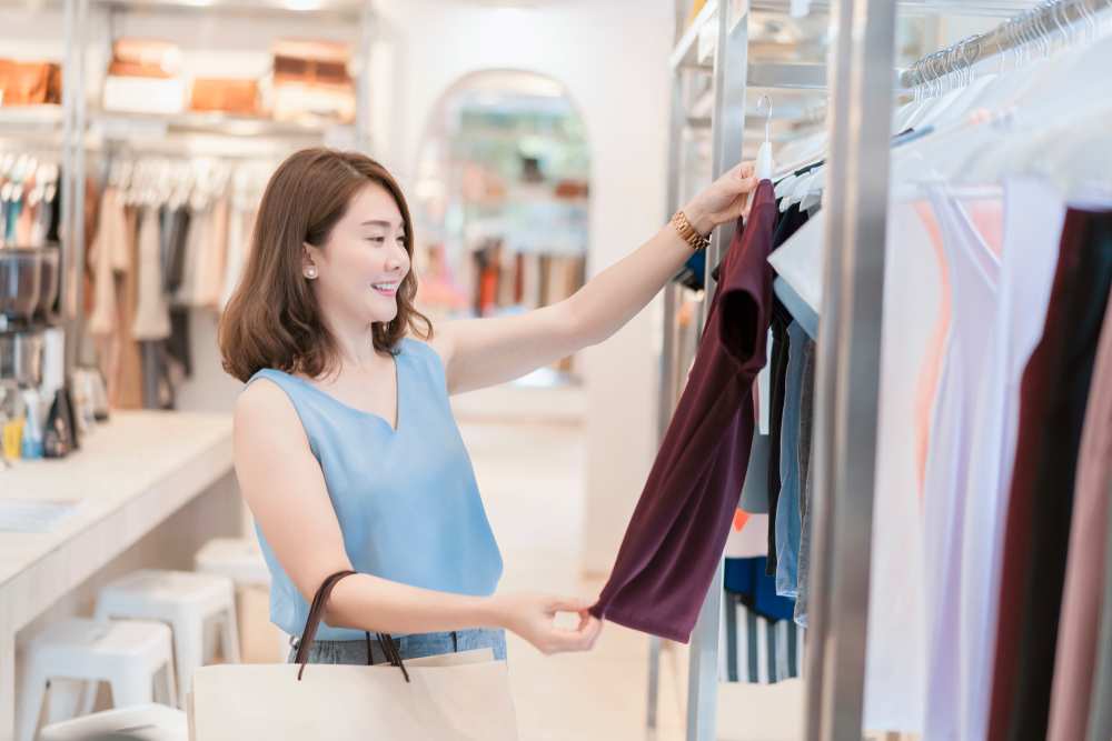 ผู้หญิงชอปปิงเสื้อผ้าในห้างสรรพสินค้า