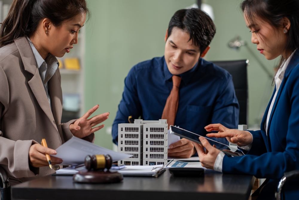 08_what-is-building-setback-regulations.jpg ฝ่ายทีมกฎหมายกำลังปรึกษาเรื่องระยะร่นอาคารพ.ศ. 2543