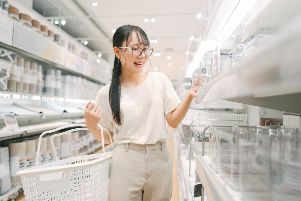 ผู้หญิงซื้อของในห้างสรรพสินค้า