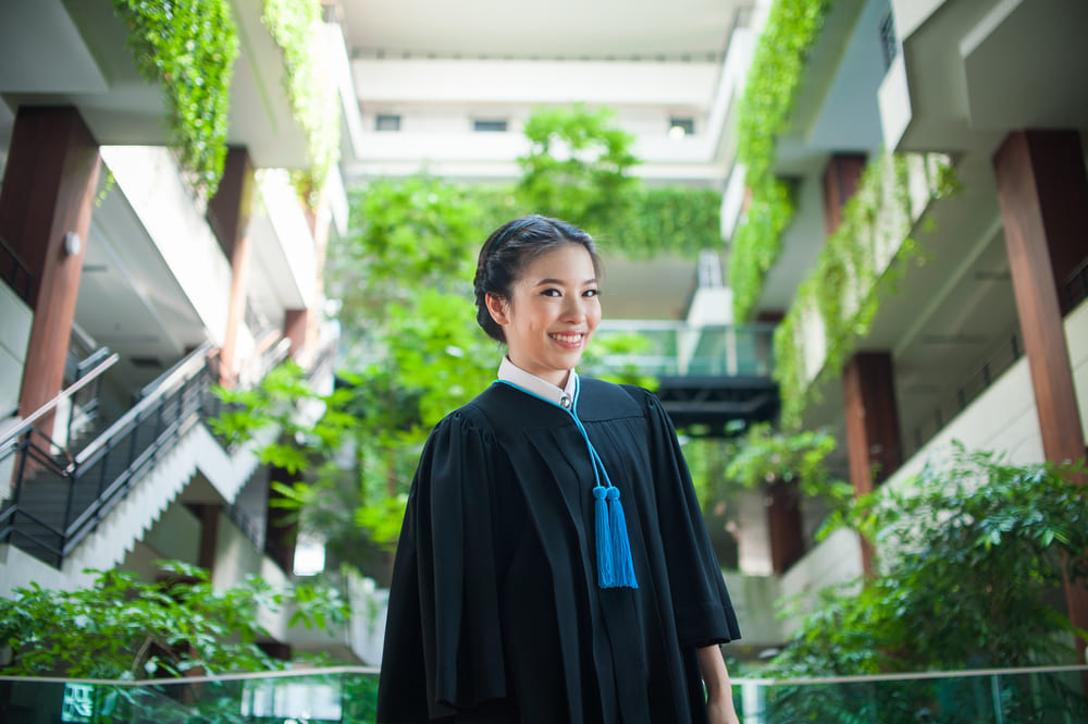 นักศึกษามหาวิทยาลัยในชุดรับปริญญา