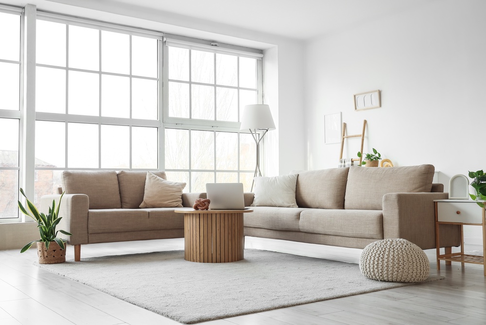 ห้องนั่งเล่นมินิมอลสไตล์มินิมอลญี่ปุ่นที่เปิดรับแสงธรรมชาติ