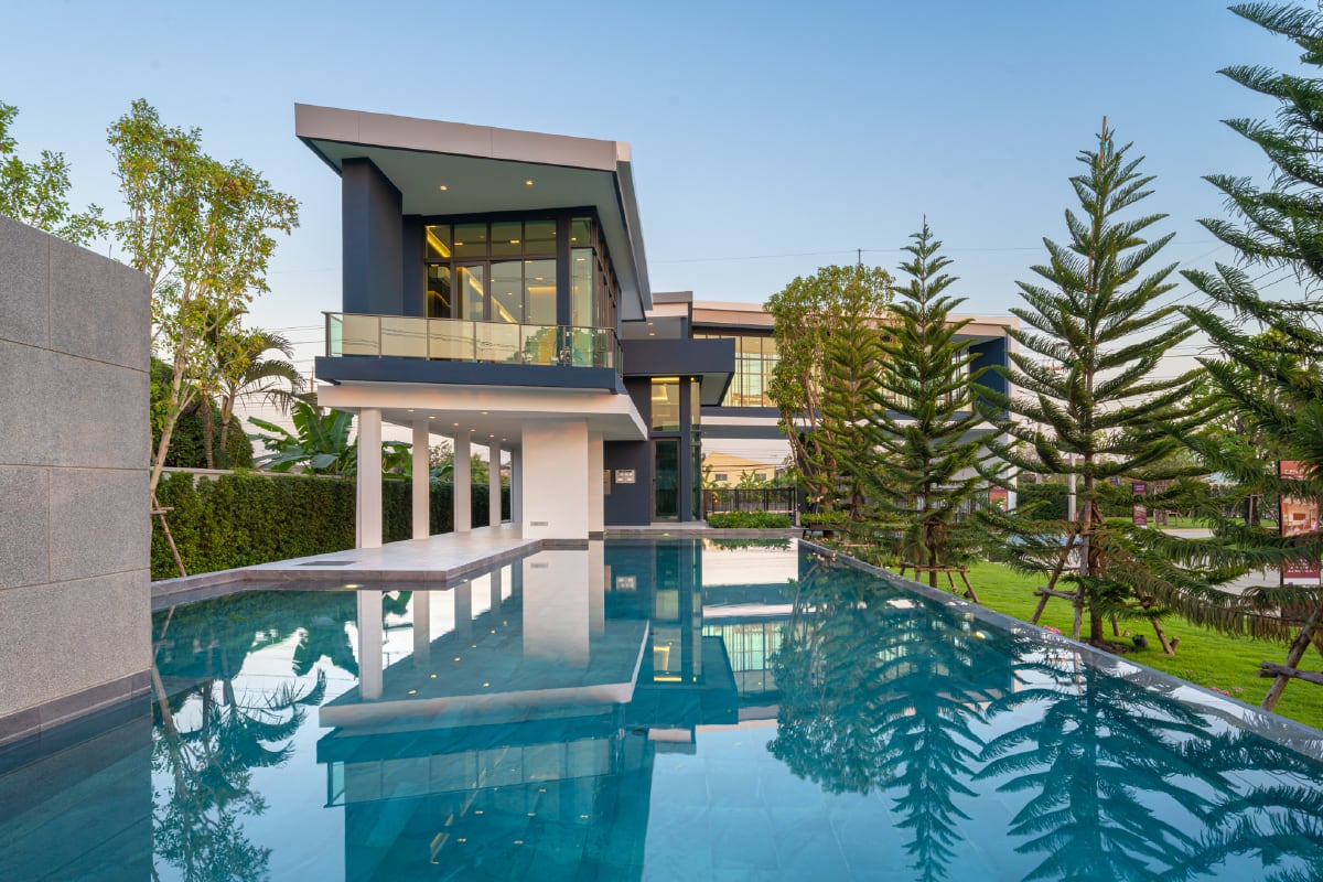 คลับเฮาส์และสระว่ายน้ำระบบเกลือในโครงการ CENTRO ดอนเมือง - แจ้งวัฒนะ