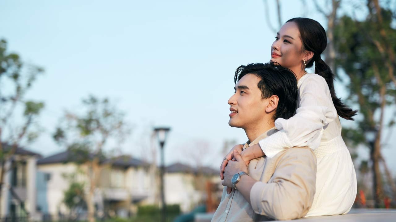 คู่รักยืนชมหน้าทาวน์โฮมจาก AP Thai บนทำเลดีย่านชัยพฤกษ์ ในบรรยากาศผ่อนคลาย