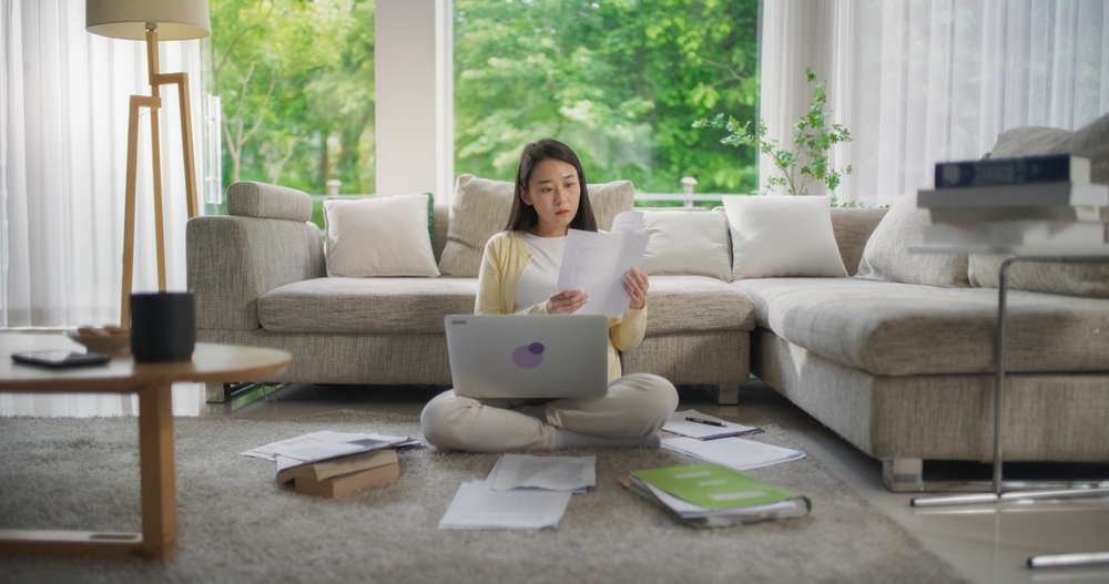 06_buy-house-vs-condo.jpg หญิงสาวกำลังหาข้อมูลการลงทุนซื้อบ้านหรือคอนโดดี เพื่อปล่อยเช่าหรือขายต่อ