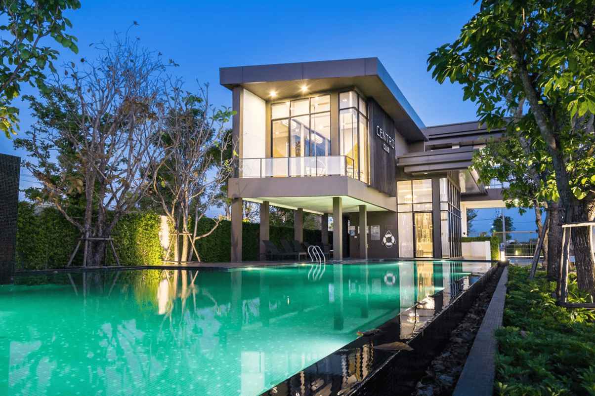 สระว่ายน้ำ โครงการบ้านเดี่ยว CENTRO อ่อนนุช-สุวรรณภูมิ