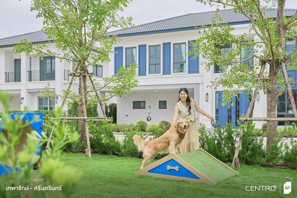 หญิงสาวเล่นกับสุนัขบริเวณ Pet Park ของ AP Thai