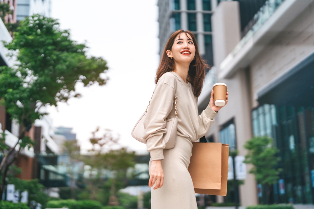 03_information-of-thawi-watthana-road.jpg ผู้หญิงชอปปิงอย่างมีความสุข