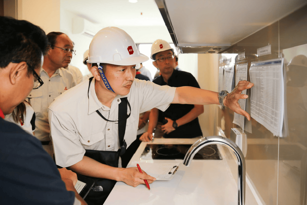14_ap-condo-qc-standards.png ทีม QC ของ AP ตรวจสอบรายละเอียดหน้างานเทียบกับรายการ Checklist บนผนังเพื่อแก้ไขจุดบกพร่องก่อนส่งมอบ