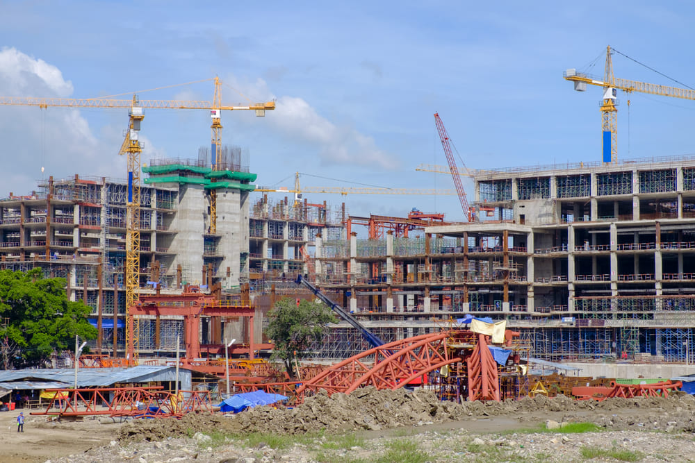 03_what-is-building-setback-regulations.jpg ไซต์ก่อสร้างอาคารสูงเกินสองชั้น เว้นระยะร่นจากถนนสาธารณะ