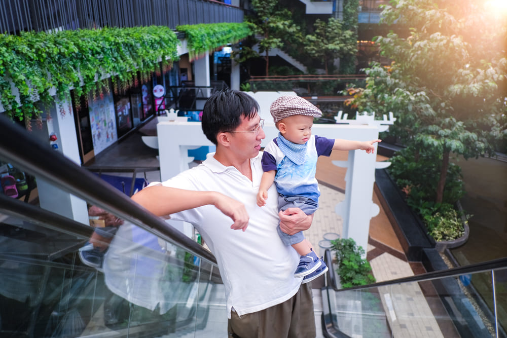 พ่อพาลูกน้อยเดินเล่นที่ห้างสรรพสินค้าย่านปิ่นเกล้า-ทวีวัฒนา