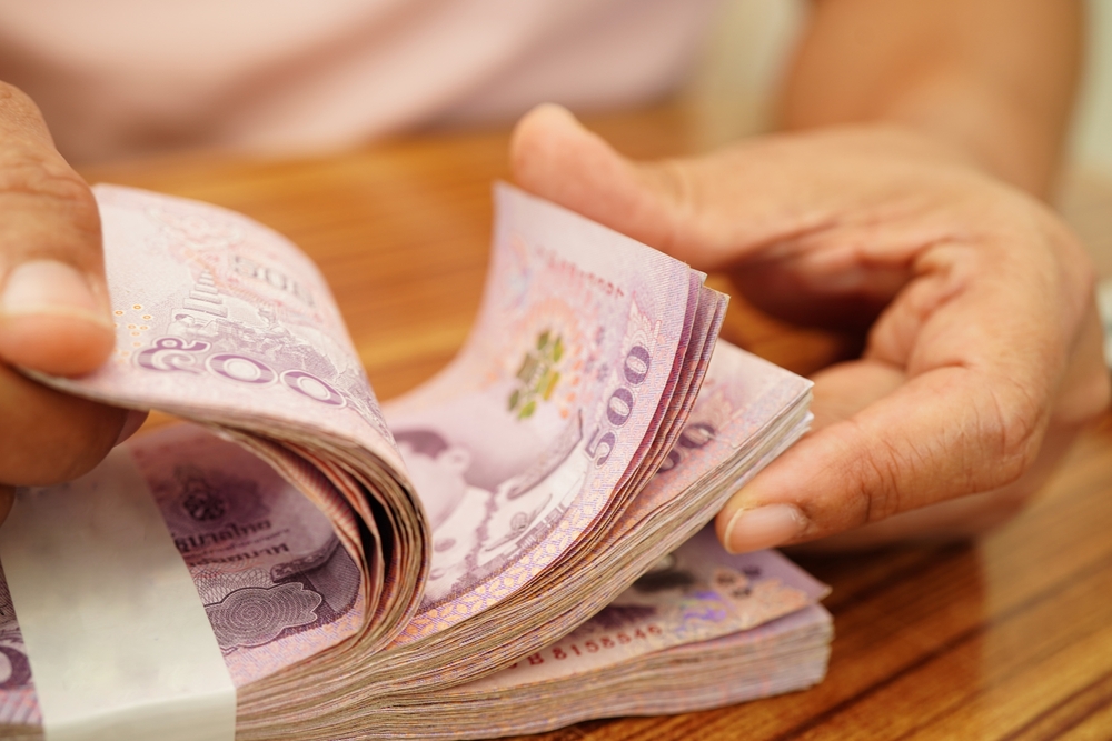 หญิงสาวเตรียมเงินดาวน์ก่อนซื้อบ้าน 5 ล้าน