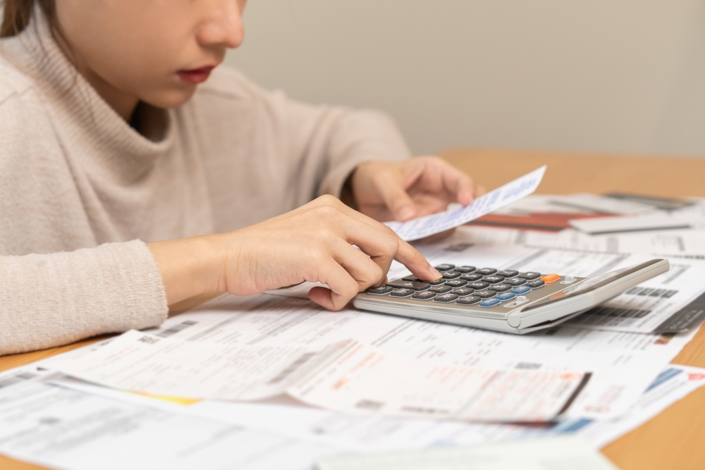 หญิงสาวคำนวณค่าไฟฟ้าจากค่า Ft