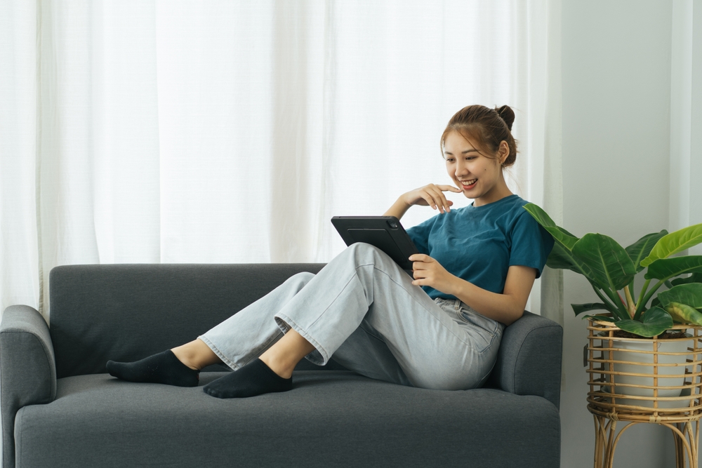 หญิงสาวกำลังประเมินความสามารถในการผ่อนชำระ