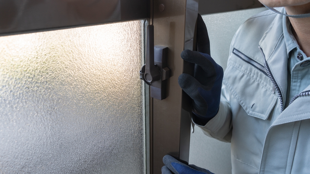 ช่างผู้เชี่ยวชาญกำลังตรวจบ้านในส่วนของตกแต่งที่เป็นเหล็กและอะลูมิเนียม