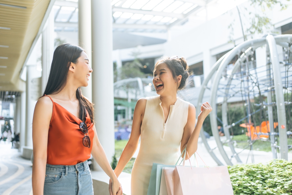 หญิงสาวไปเที่ยวกับเพื่อนในแหล่งไลฟ์สไตล์ชื่อดังแถวถนนสรงประภา