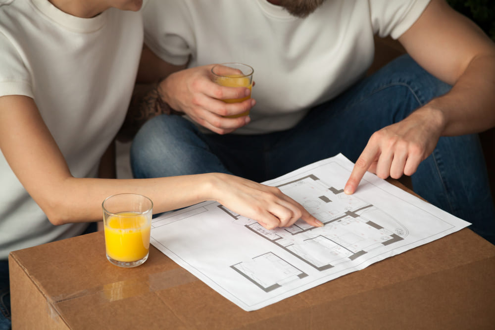 คู่รักกำลังพูดคุยเพื่อวางแผนแต่งห้องด้วยภาพมงคล