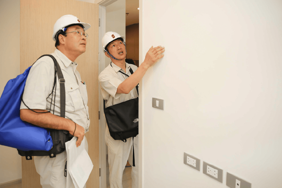 02_ap-condo-qc-standards.png ทีม QC ของ AP ตรวจสอบความเรียบเนียนและสีของผนังห้องคอนโดอย่างละเอียด