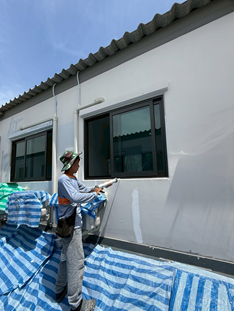 10_ap-fixes-water-leaks.png การตรวจสอบรอยแตกร้าวขนาดเล็กบนผนังที่ไม่ได้เกิดบริเวณแนวรอยต่อเพื่อเตรียมอุดซ่อม